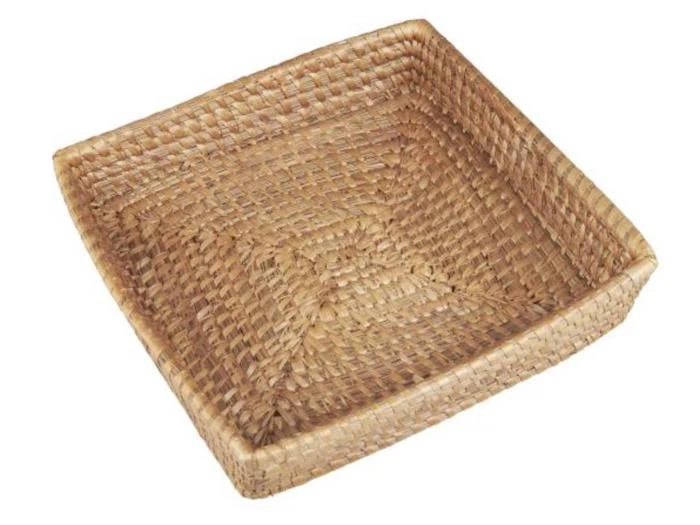 En firkantet, lavvandet kurv lavet af lysebrune naturfibre, vist på en hvid baggrund.