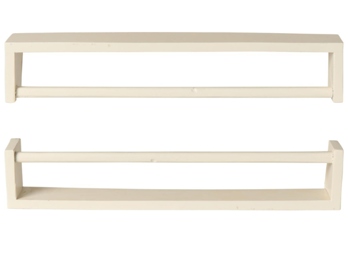 To beige rektangulære væghængte hylder med åbne fronter og en vandret bjælke på tværs af hver, vist på en hvid baggrund.