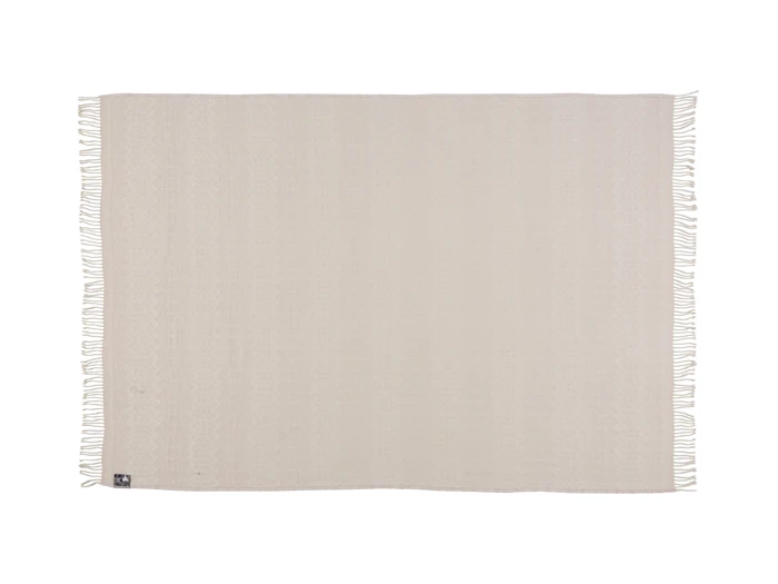 Et lysbeige vævet tæppe med korte frynser på venstre og højre kant, vist fladt mod en hvid baggrund.