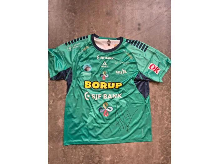 Grøn og sort fodboldtrøje med sponsorlogoer og en autograf på forsiden.