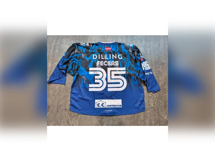 En blå og sort ishockeyskjorte med nummeret 35 og teksten »DILLING FECERS« på ryggen samt forskellige sponsorlogoer.