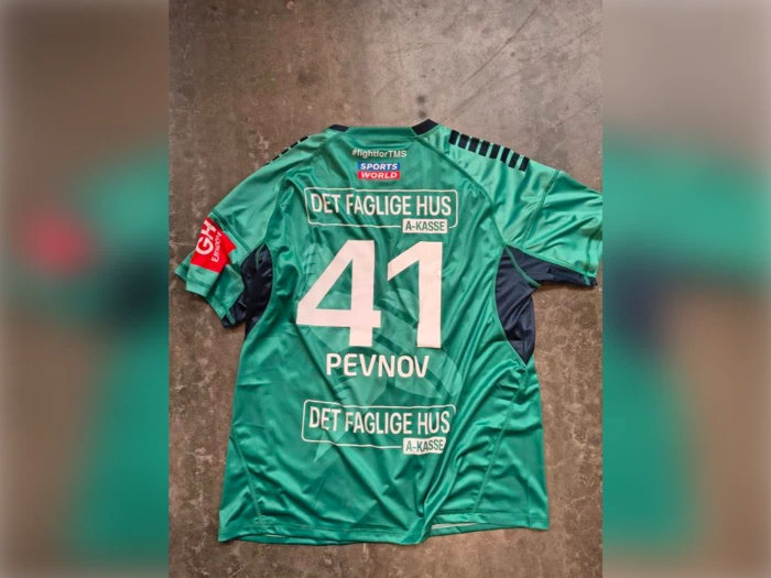 Grøn og sort sportstrøje med navnet PEVNOV og nummer 41 på ryggen, med logoer fra DET FAGLIGE HUS og SPORTS WORLD.