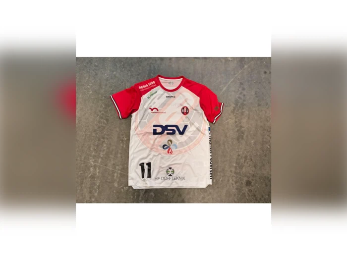Hvid og rød kortærmet sportstrøje med forskellige firmalogoer og nummeret 11 på forsiden.