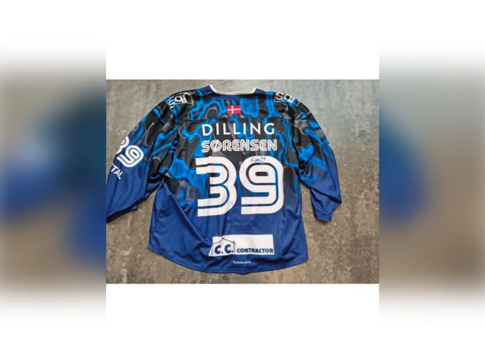 Blå og sort sportstrøje med »Sørensen« og nummer 39 på ryggen, sponsorlogoer og et lille dansk flag over navnet.