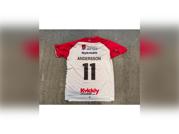 Bagside af en hvid og rød sportstrøje med navnet ANDERSSON og nummer 11 trykt på ryggen samt forskellige sponsorlogoer.