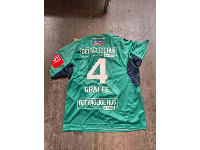 Grøn og marineblå sportstrøje med nummer 4, navnet GRAFFE og forskellige sponsorlogoer trykt på ryggen.