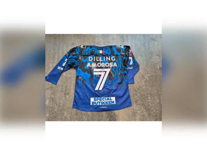 En blå og sort sportstrøje med navnet AMOROSA, nummer 7 og flere sponsorlogoer, herunder SPECIAL BUTIKKEN, på ryggen.