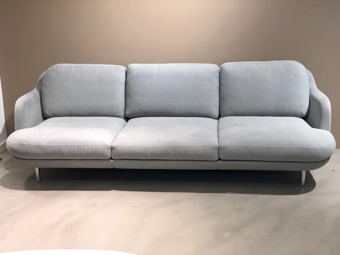 Fritz Hansen/Jaime Hayon Lune 3 pers. sofa længde 227 cm, Romo Linara stof fra Brdr. Sørensen Møbler