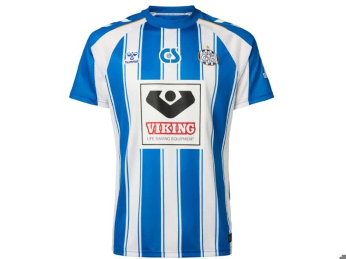 Blå og hvid stribet fodboldtrøje med Viking Life-Saving Equipment-logoet på brystet, et Hummel-logo og holdlogoer.