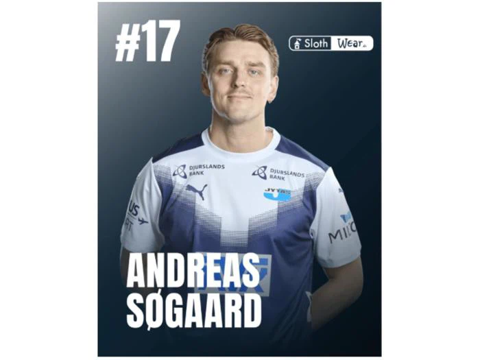 En mand i en blå og hvid sportstrøje med nummer 17 og teksten »Andreas Sogaard« på billedet står med ansigtet vendt fremad. Sloth Wear-logoet ses i øverste højre hjørne.