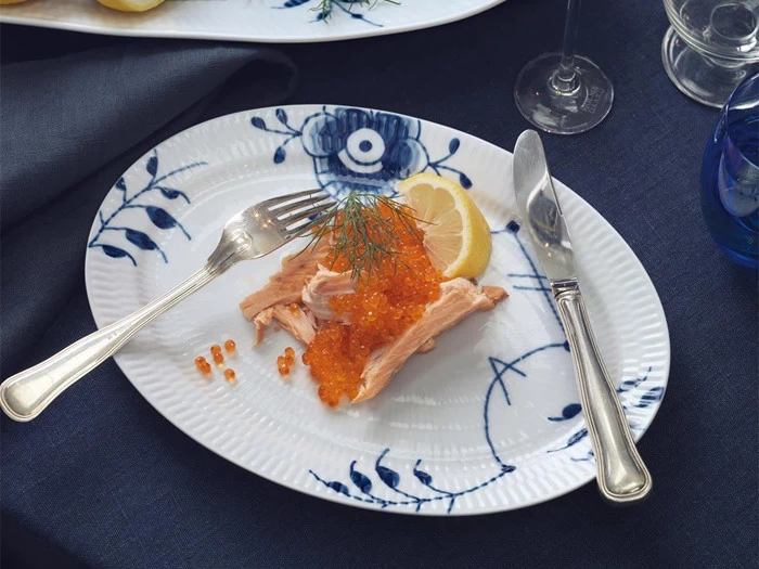 Blå Mega Riflet Oval Tallerken 28 cm fra Royal Copenhagen