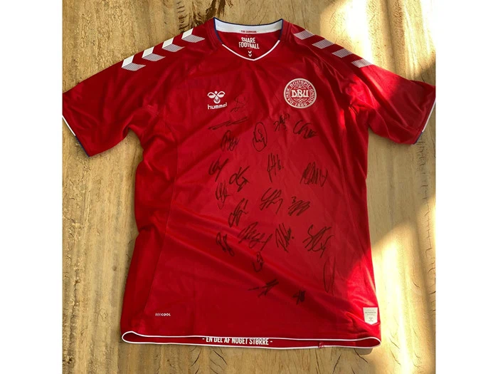 Fodboldlandsholdstrøje med autografer fra hele det danske herrelandshold