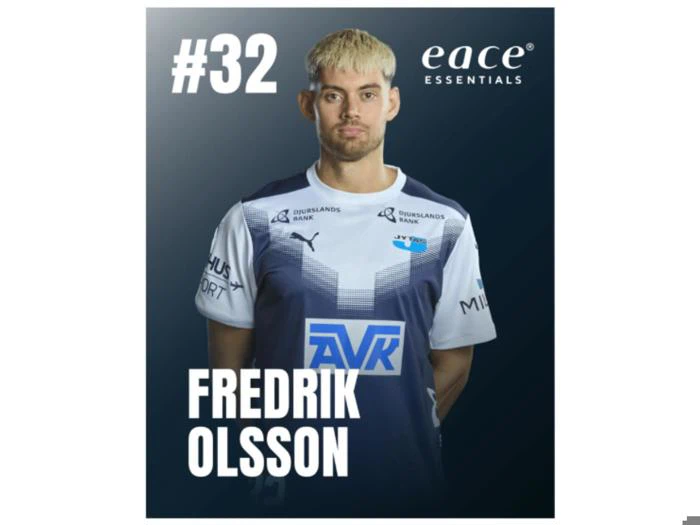 En mandlig fodboldspiller i en blå og hvid trøje med nummer 32, Fredrik Olsson, og sponsorlogoer står foran en mørk baggrund med teksten »ESSENTIALS« øverst til højre.