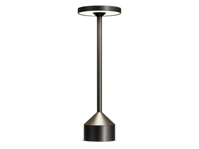 En moderne, minimalistisk gulvlampe i sort og sølv med en rund base, en slank stang og et rundt, fladt lys i toppen.