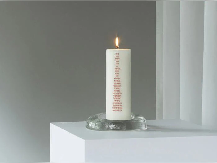 Normann Copenhagen, Kalenderlys, Hvid, Rød, Paraffin, Ø7 x H20 cm
