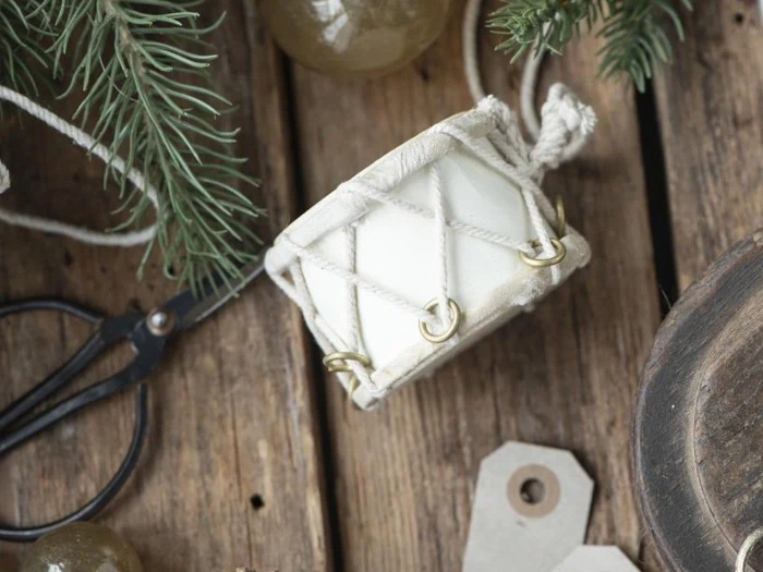 Ib Laursen, Tromme, Juleophæng, Creme, Træ, H:4,5 x Ø:7 cm