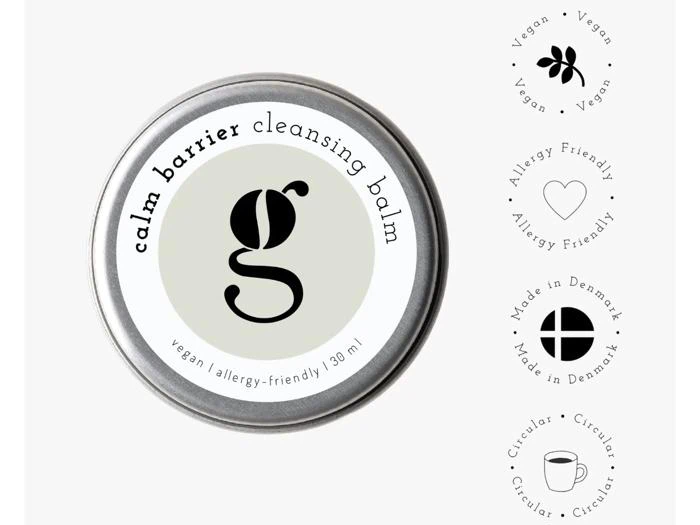 En rund metalbeholder med Calm Barrier Cleansing Balm, ledsaget af fire cirkulære ikoner, der angiver, at produktet er vegansk, allergivenligt, fremstillet i Danmark og cirkulært.