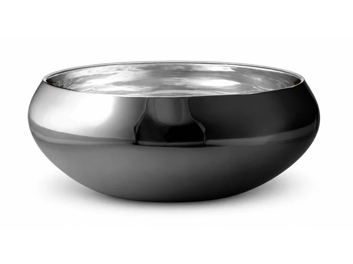 En blank, metallisk skål fyldt med vand.