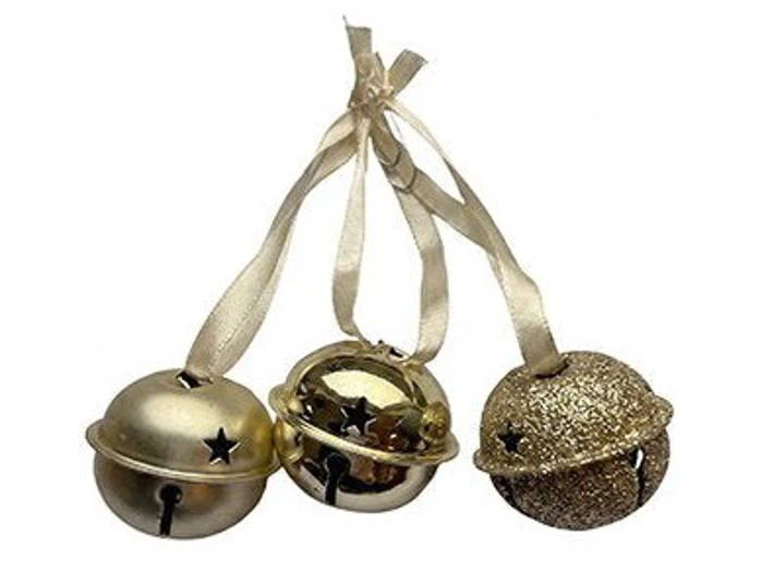 Tre jingle bells med stjerneformede udskæringer, der hænger i cremefarvede bånd.