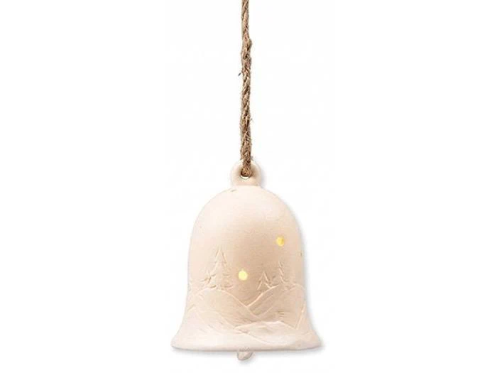 Keramisk klokkeornament med et udskåret motiv af en vinterskov og små udskæringer, der lader lyset trænge igennem.