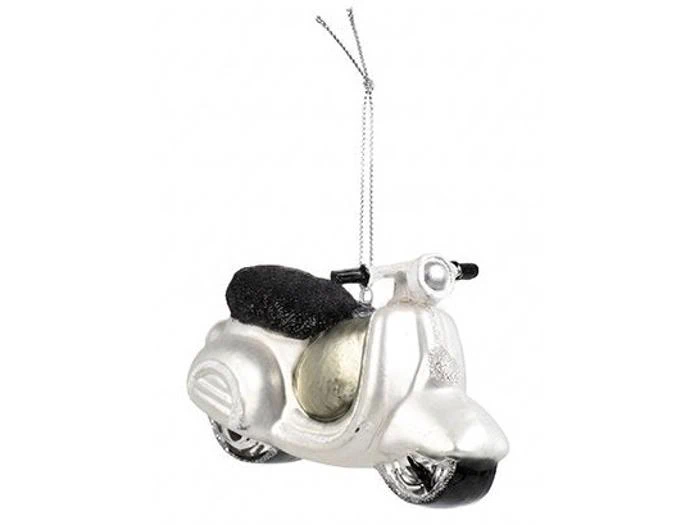 Et juletræspynt i form af en sølvfarvet scooter med et sort sæde.