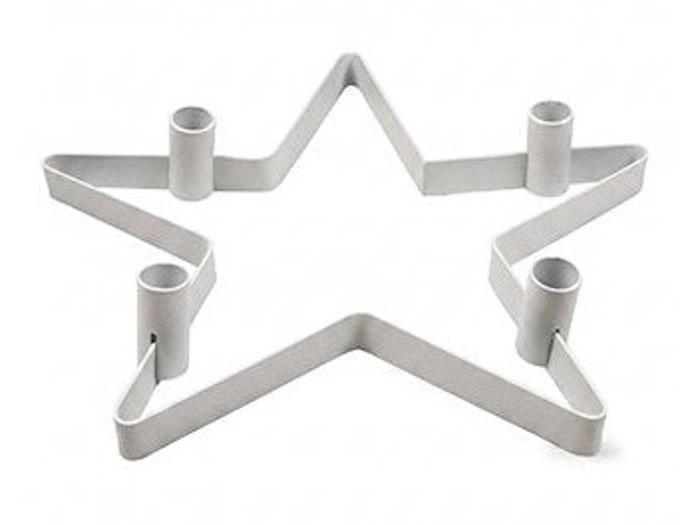 Stjerneformet lysestage i metal med fire cylindriske lysholder.