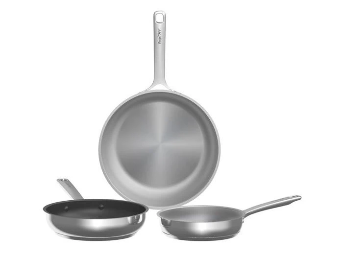 Tre Berghoff-stegepander i rustfrit stål i forskellige størrelser.