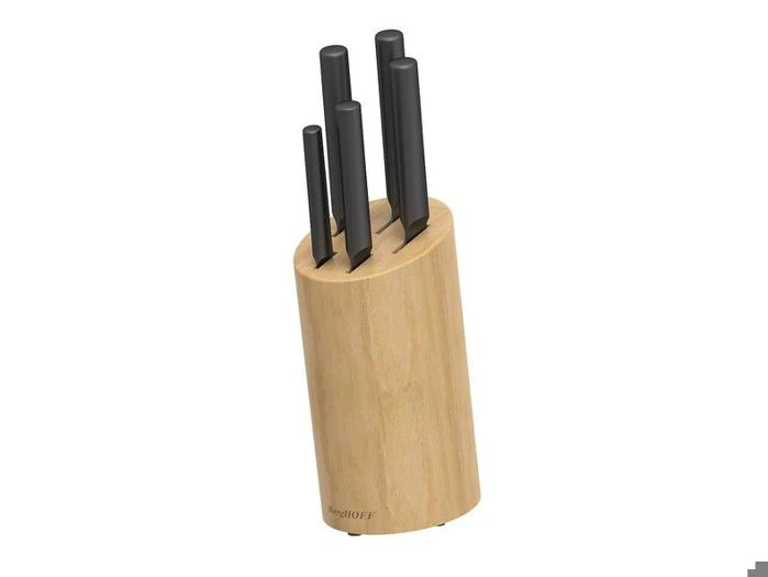 Et sæt bestående af fire sorte knive i en cylindrisk blok af lyst træ med BergHOFF-logoet i bunden.