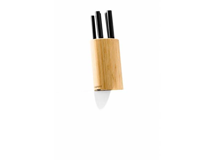 En knivholder af træ med plads til fire knive med sorte skæfter.