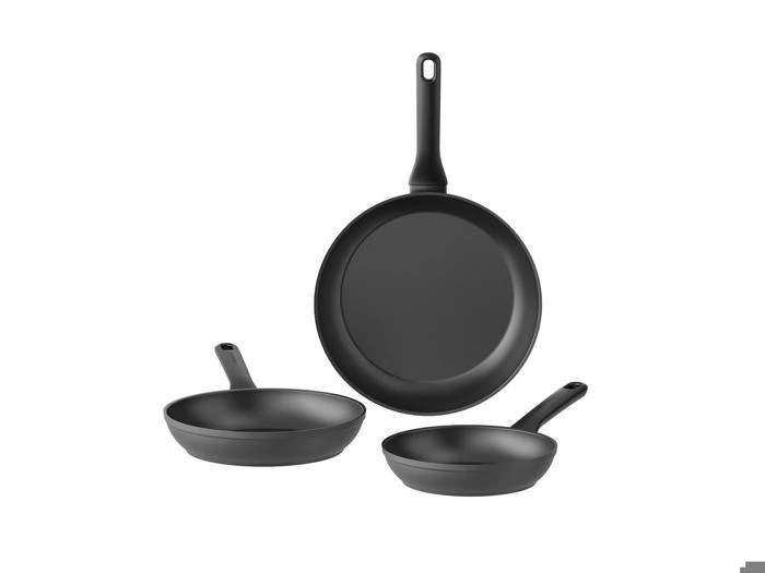 Tre sorte non-stick-stegepander i forskellige størrelser.