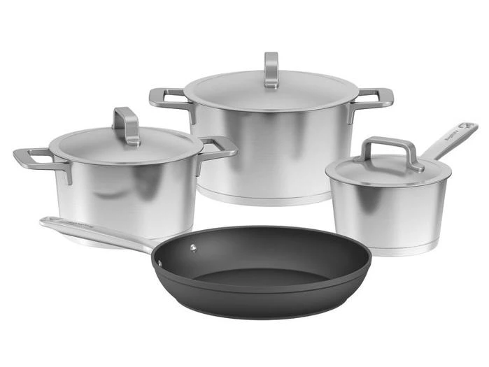 Et sæt bestående af tre gryder i rustfrit stål med låg og en non-stick-pande.