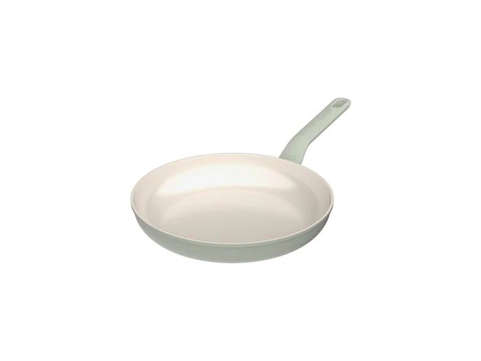Salviegrøn stegepande med non-stick-belægning og cremefarvet inderside.