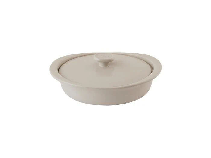 En lav, rund, beige keramisk skål med et matchende låg og et håndtag i midten.