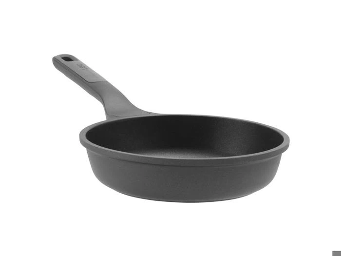 Sort non-stick stegepande med et langt håndtag.