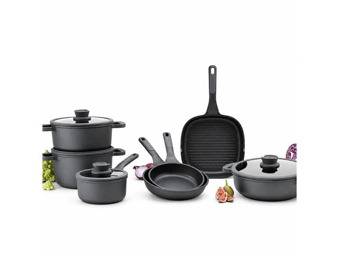 Et sæt mørkegråt non-stick-kogegrej bestående af gryder med låg, en stegepande og en firkantet grillpande, anrettet med friske råvarer.