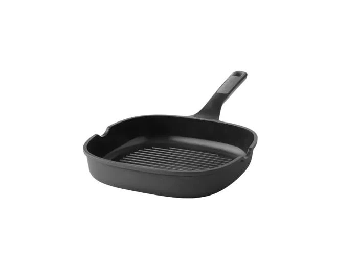 Sort, firkantet grillpande med håndtag og forhøjede riller på stegefladen.