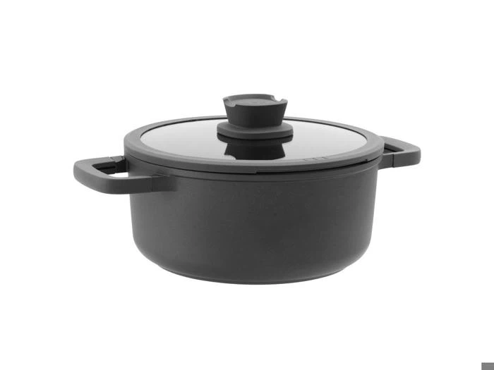 En mørkegrå gryde med håndtag på siderne og et glaslåg.