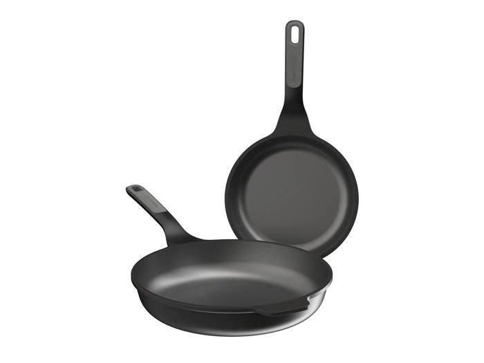 To sorte non-stick-stegepander, hvoraf den ene står vandret i forgrunden, og den anden står lodret bagved.