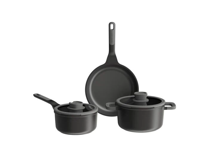 Et sæt bestående af tre mattsorte non-stick-pander, herunder en stegepande, en gryde med låg og en kasserolle med låg.
