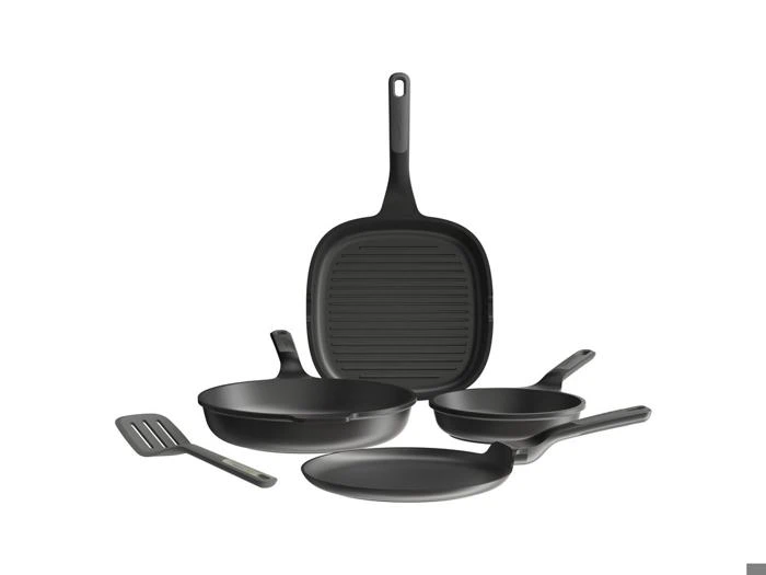 Et sæt sort non-stick-kogegrej bestående af en firkantet grillpande, to runde stegepander, en bageplade og en vendespade med huller.