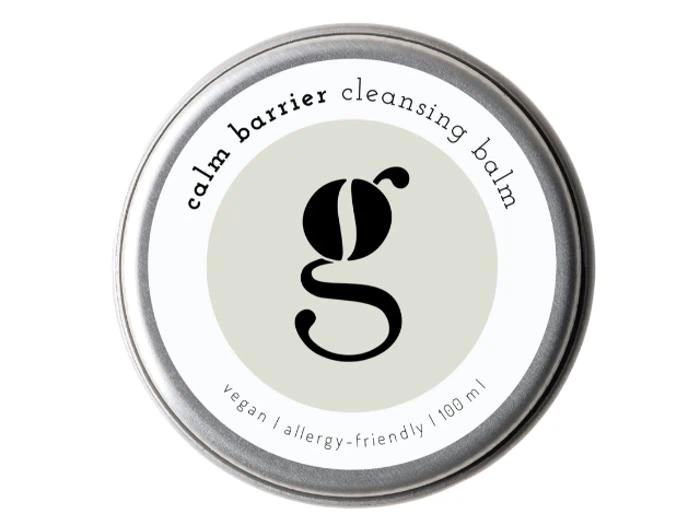 Rund dåse med Calm Barrier Cleansing Balm med et g-logo i midten, mærket som vegansk og allergivenlig.