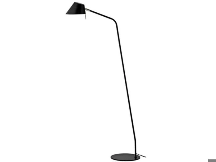 Minimalistisk sort gulvlampe med en slank, vinklet stilk og en lille konisk lampeskærm, der står på en rund fod mod en hvid baggrund.