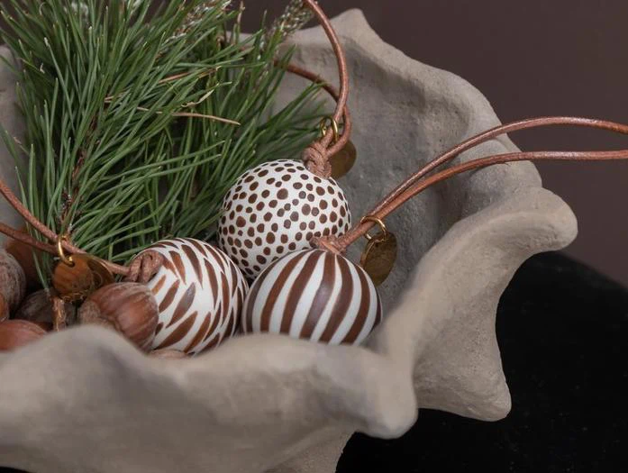 Mette Ditmer, Globe, Julekugler, Walnut, Porcelæn, Læder, Ø:3,5 x H:12 cm