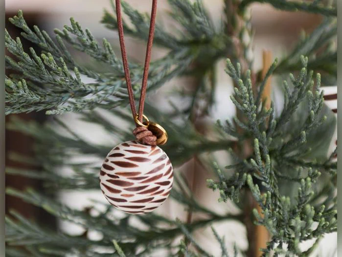 Mette Ditmer, Globe, Julekugler, Walnut, Porcelæn, Læder, Ø:3,5 x H:12 cm