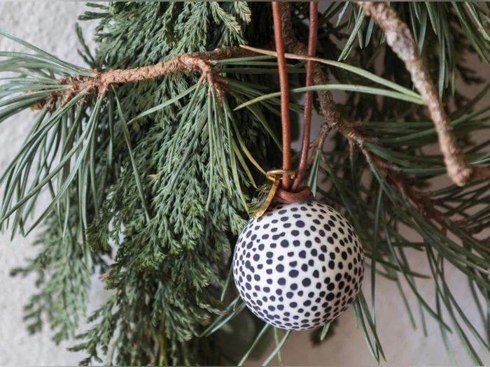 Mette Ditmer, GLOBE, Julekugler, Sort, Porcelæn, Sæt af 3 stk., Ø:3,5 x H:12 cm