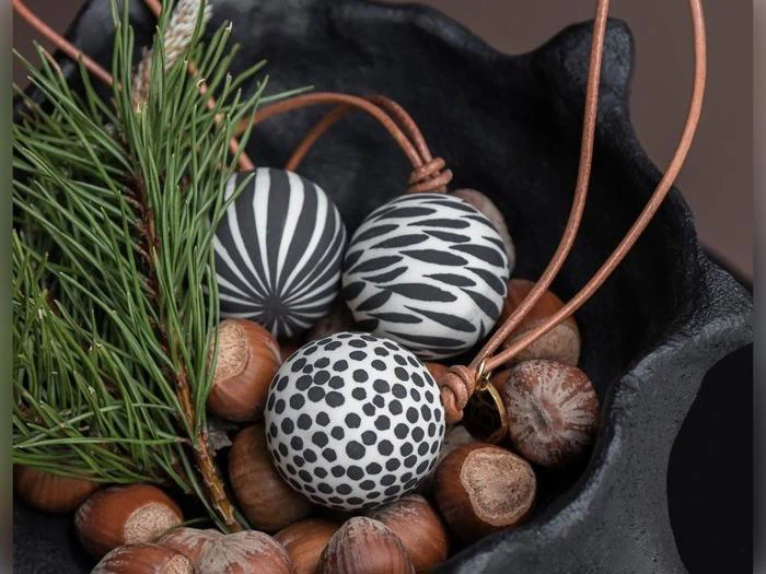Mette Ditmer, GLOBE, Julekugler, Sort, Porcelæn, Sæt af 3 stk., Ø:3,5 x H:12 cm