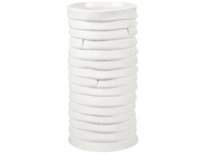 En høj, hvid keramisk vase med en ujævn, riflet overflade, der minder om stablede ringe eller spiraler.