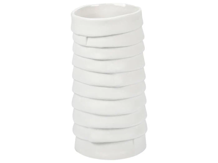 En høj, hvid keramisk vase med et ujævnt, lagdelt mønster, der giver den et udseende, som om den er stablet eller ribbet.