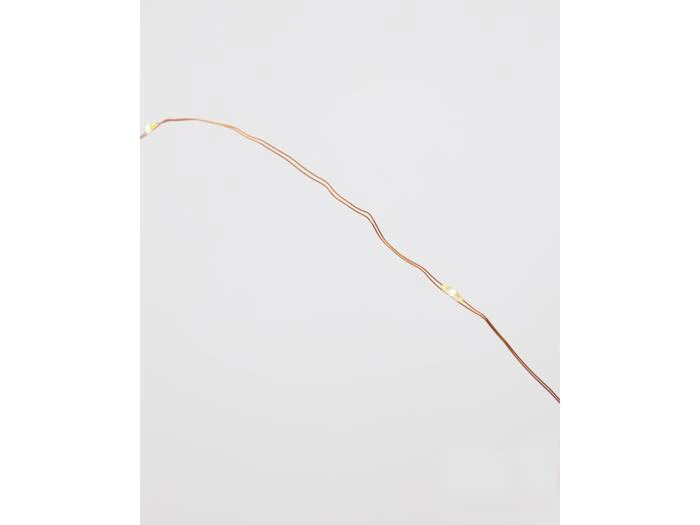En tynd kobbertråd med små gule LED-lys fordelt langs tråden, placeret på en ensfarvet hvid baggrund.