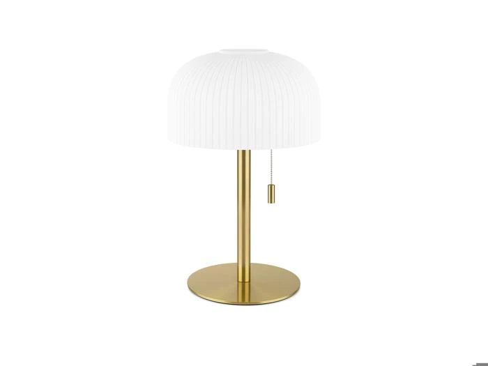 Moderne bordlampe med en hvid, kuppelformet lampeskærm med ribber og en guldfarvet fod. Der hænger en trækæde ned fra lampen lige under lampeskærmen.